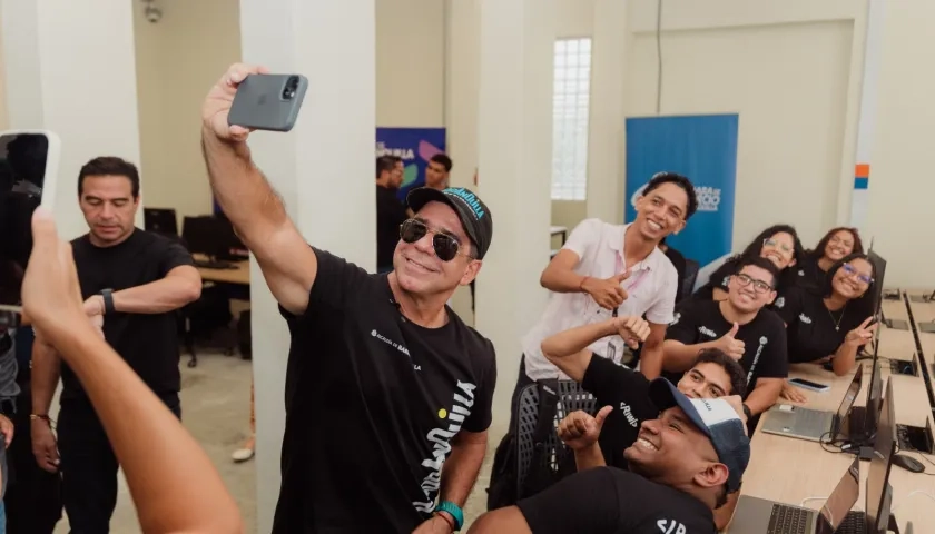 Alcalde Alejandro Char con jóvenes que hacen parte de Riwi. 