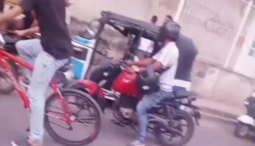 El conductor de este motocarro fue baleado en la tarde de este viernes. 