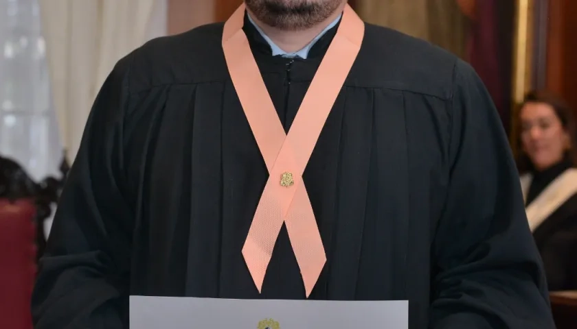 Eduardo José Restrepo Caballero tras graduarse con honores. 