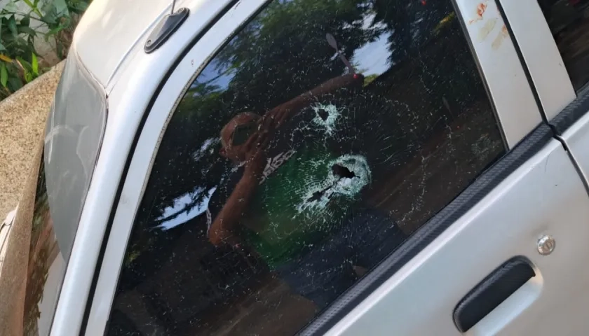 Los impactos de bala en el vehículo.