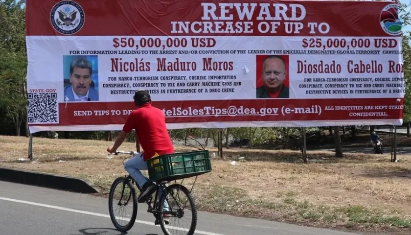 Uno de los carteles con la recompensa y las imágenes de Nicolás Maduro y Diosdado Cabello.