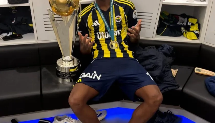 Jhon Durán con el trofeo de campeón de la Supercopa de Turquía.