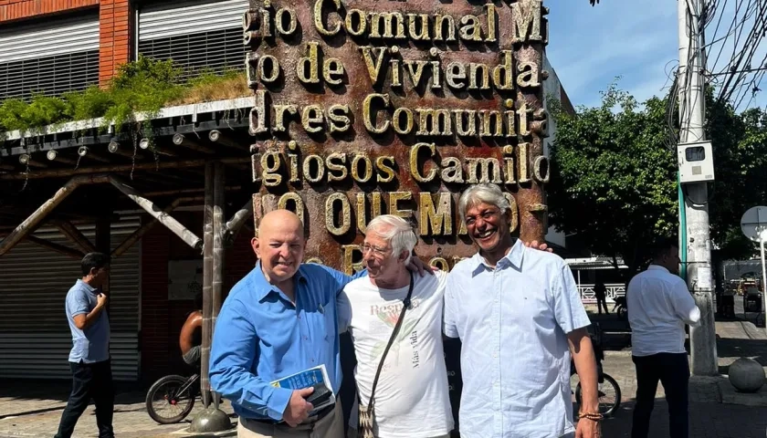 El consejero Comisionado para la Paz, Otty Patiño; el padre Cyrillus Swinne y Cristóbal Padilla, director de Colombia Compra Eficiente.