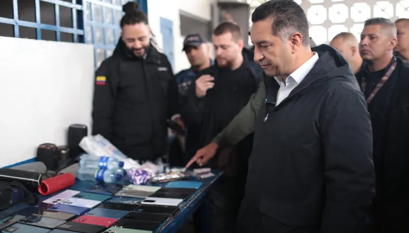 El ministro de Justicia, Andrés Idárraga, viendo el material incautado.