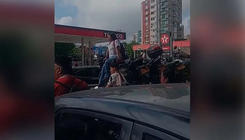 Motociclista se sube a la grúa en protesta por la inmovilización de su vehículo