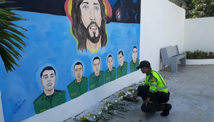 Homenaje a los seis policías fallecidos en el atentado en el lugar donde ocurrió el hecho. 