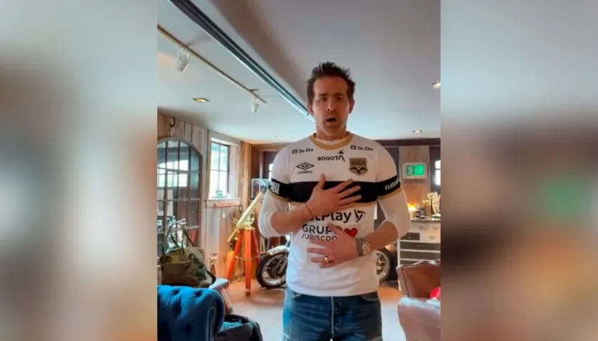 Ryan Reynolds con la camiseta del Inter de Bogotá.