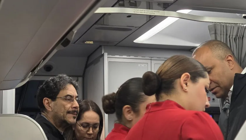 Iván Cepeda montándose en el avión.
