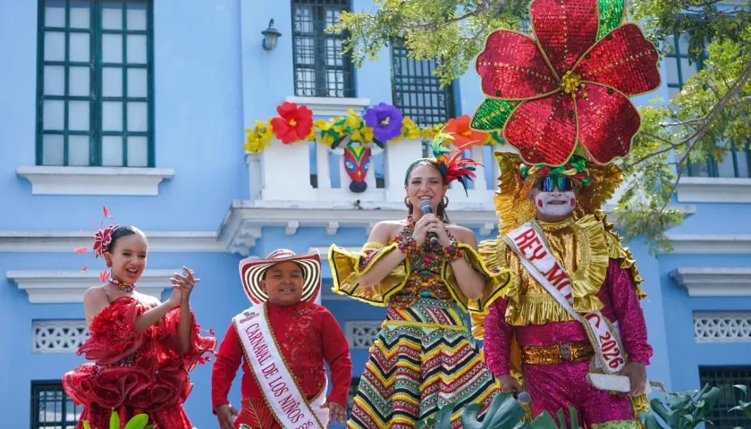 Reyes del Carnaval agradeciendo a los hacedores por seguir enriqueciendo la fiesta.