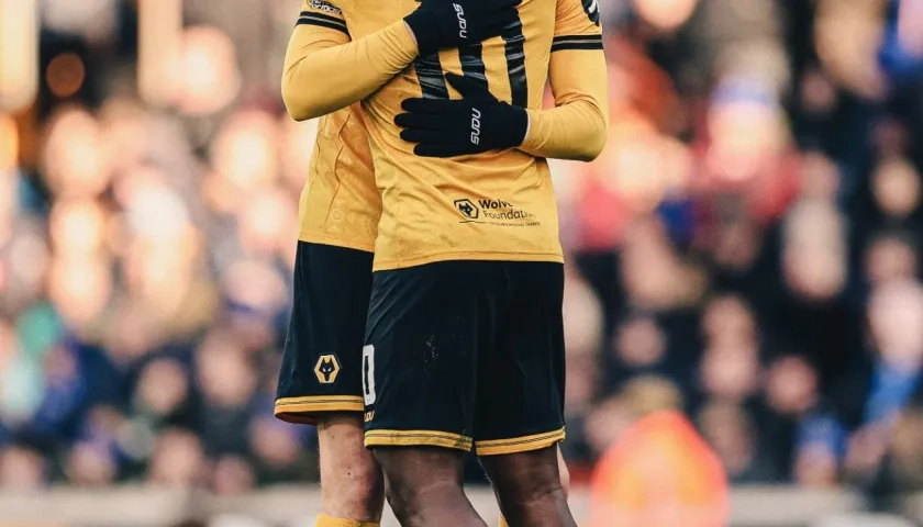 Jhon Arias celebrando uno de los goles.