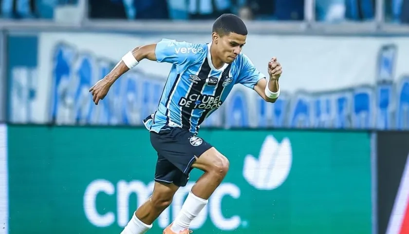 José Enamorado en su primer partido con Gremio.