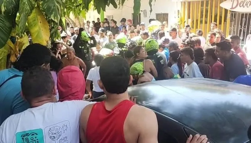 Las personas se aglomeraron en el lugar donde quedaron tendidos los dos hombres. 