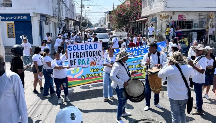 Personas marchan de blanco haciendo por las calles de Barranquilla rumbo a Soledad.