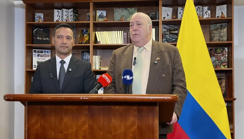 El ministro de Defensa, Pedro Sánchez; y el embajador  de Colombia en EE.UU., Daniel García Peña. 