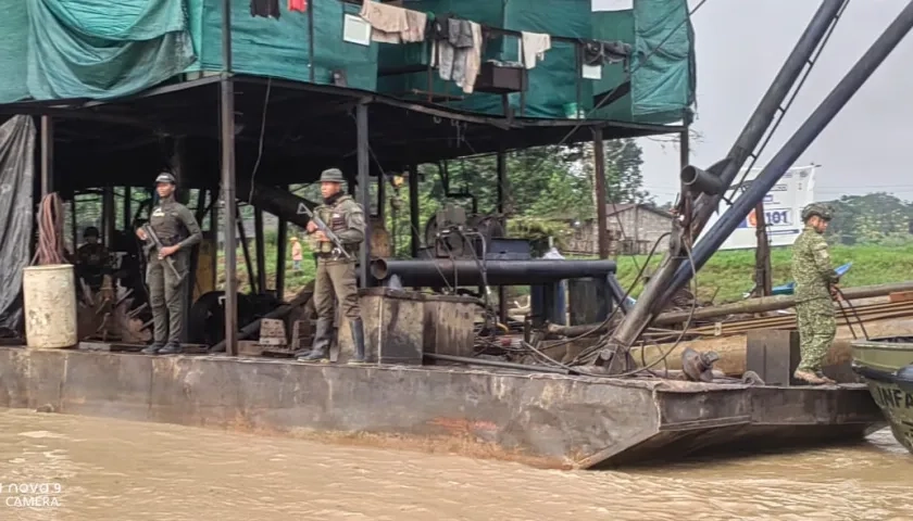 Equipos usados para la minería ilegal e incautados por las autoridades. 