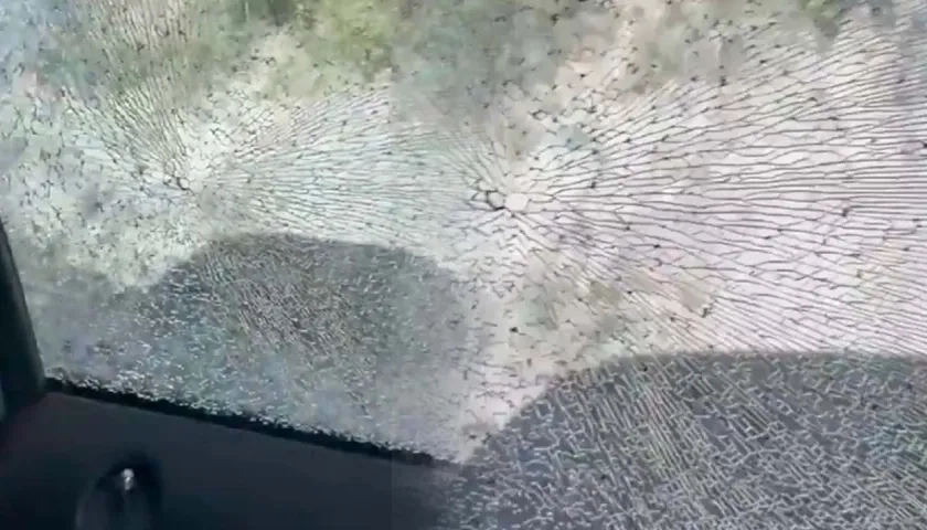 Así quedó el vidrio del conductor del vehículo.