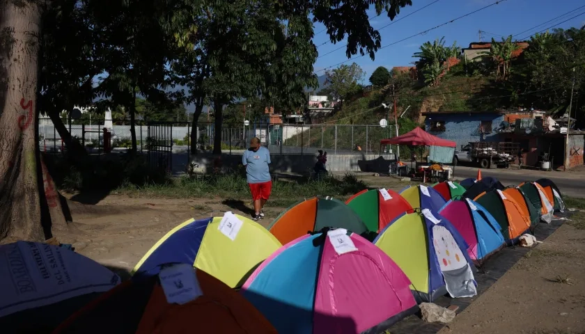 carpas de familiares de presos políticos frente al centro penitenciario Rodeo I, en Zamora, estado de Miranda.