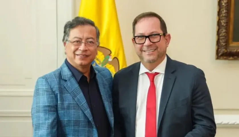 El Presidente Gustavo Petro y el presidente del Senado Lidio García. 