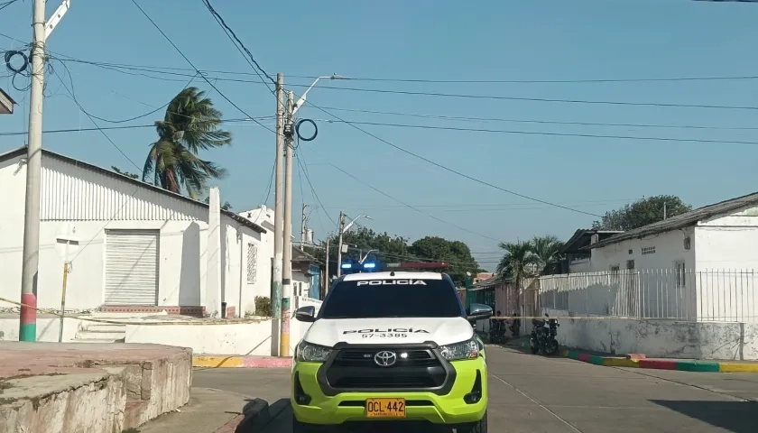 La Policía acordonó la calle donde se encuentra la vivienda en la que fue encontrado el cuerpo del hombre. 