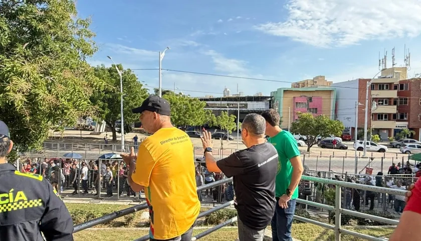 Autoridades en visita de inspección al estadio Romelio Martínez, en donde será la Lectura del Bando. 