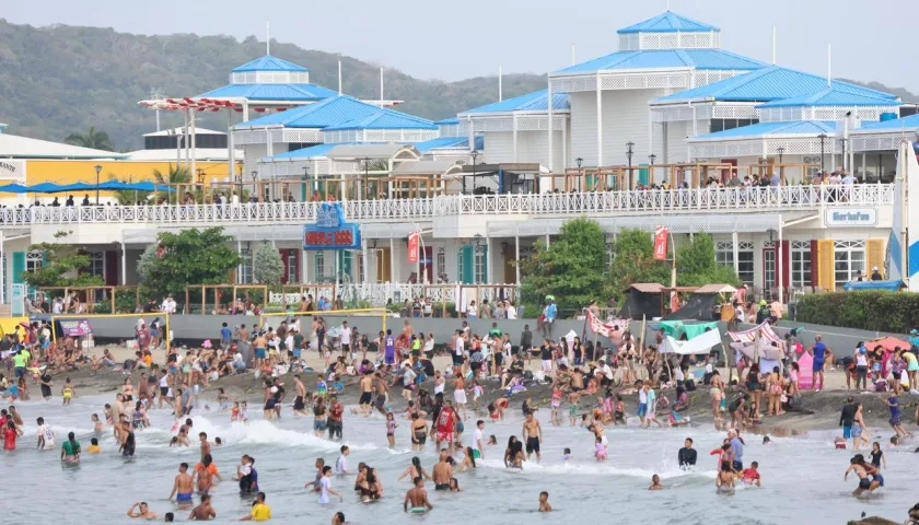 Turismo en las playas de Puerto Colombia. 