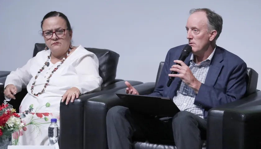 Representante de la ONU para los Derechos Humanos en Colombia, Scott Campbell; y la consejera presidencial para las regiones de Colombia, Luz María Múnera. 