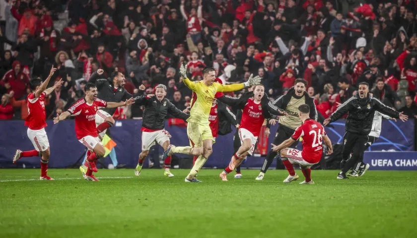 Anatoliy Trubin celebrando su victoria.