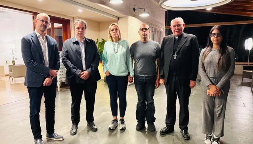 Rafael Tudares (centro) junto a su esposa tras ser liberado.