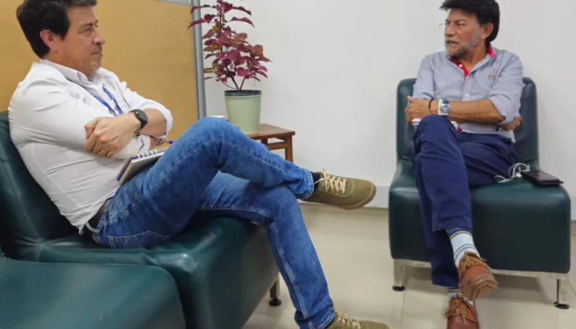 José Humberto Torres (derecha), director territorial de la URT para Magdalena y Atlántico. 