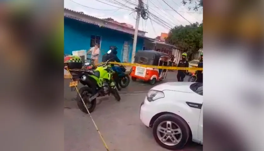 El hombre herido conducía este vehículo blanco cuando fue baleado. 