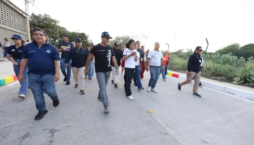 Alcalde Alejandro Char en la entrega de obras de pavimentación en La Concepción. 