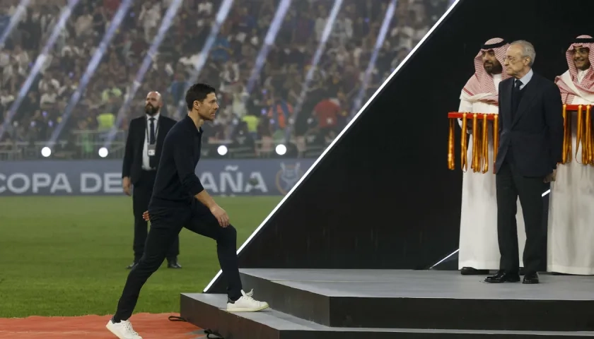 Xabi Alonso y el presidente del Real Madrid, Florentino Pérez.