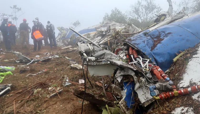 Avión Satena accidentando