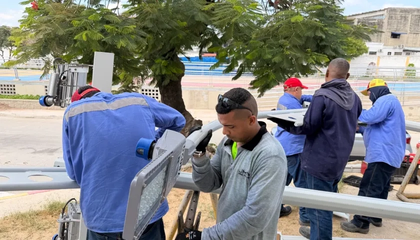 Instalación de luminaria en el Malecón de Rebolo. 