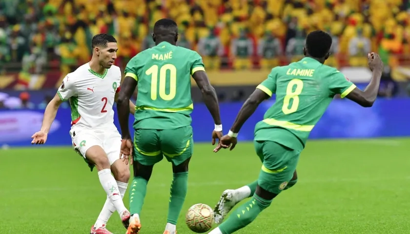 Acción de juego de la final entre Marruecos y Senegal.