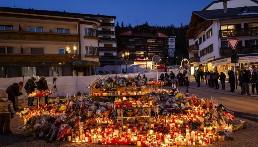 Velatón en homenaje a las víctimas del incendio.