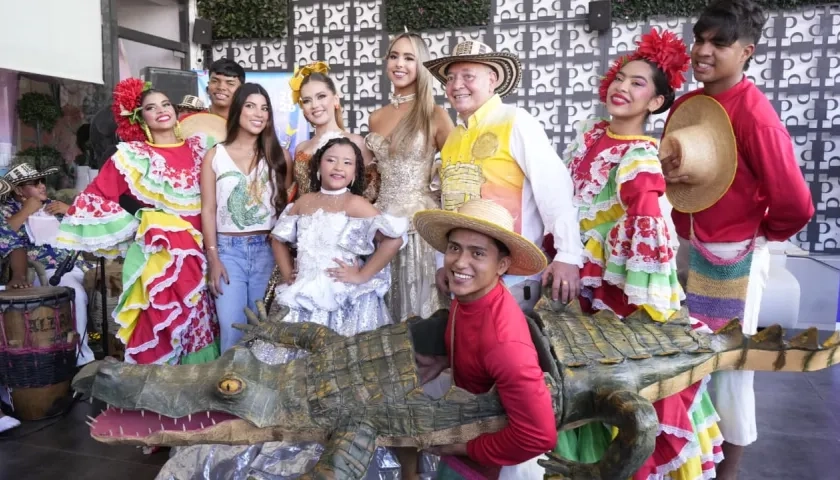 Sahara Ledesma y María Sofía Infante, reinas del Festival; María Fernández, gestora social; el alcalde Luis Fernández Quinto, y la Reina del Carnaval de la 44, Sharon Hurtado.
