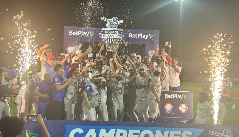 El festejo de los peloteros de Caimanes tras conquistar su decimoquinto título en el béisbol profesional colombiano.