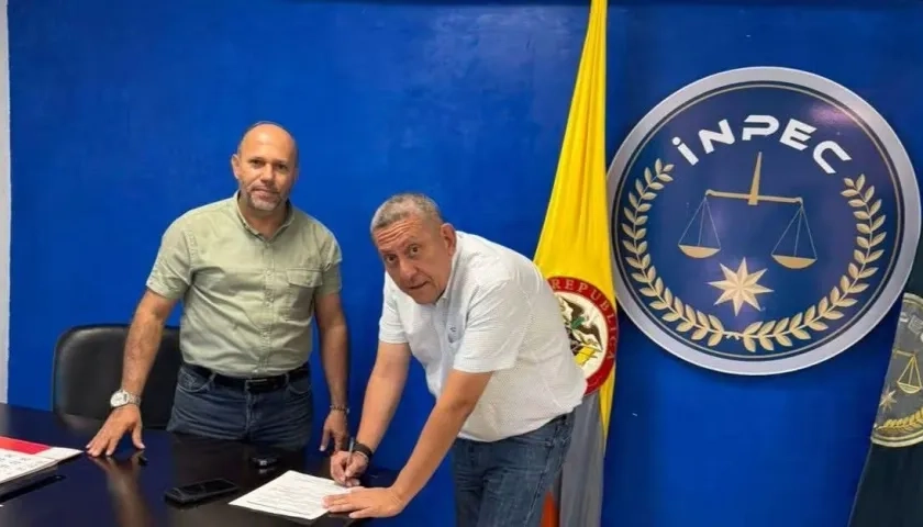 Edgar Rodríguez (blanco), director de la cárcel de Neiva, y el subdirector Renato Solano (verde).