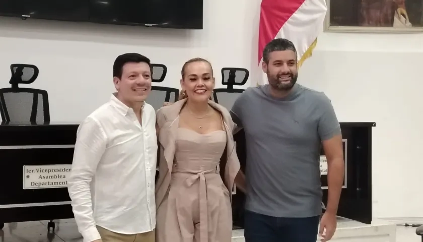 Leydy Mojica Peña, Contralora departamental (centro).