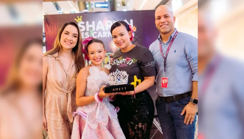 La reina infantil Sharon Acosta recibe su corona 'Latido del Son Caribe'.