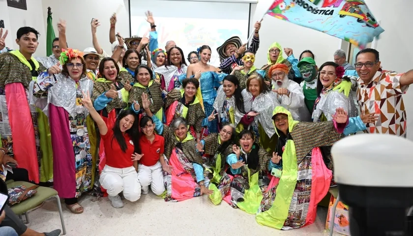 Integrantes de la Chiva Periodística junto a Reyes del Carnaval, Michelle Char y Adolfo Maury. 