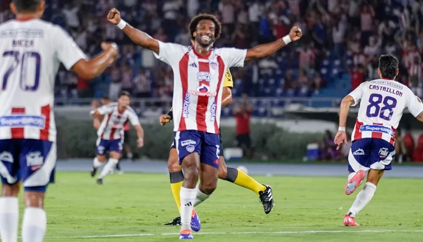 Didier Moreno celebran un gol con Junior. 