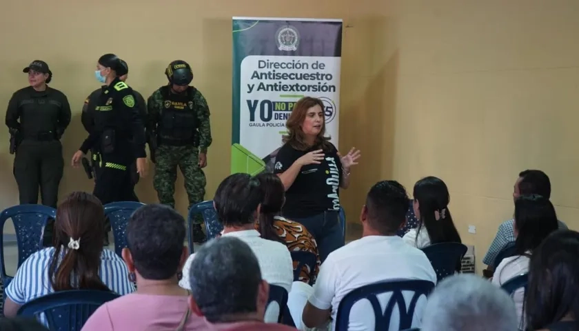 Paola Amar, secretaria de Educación de Barranquilla, en charla con docentes y directivos.