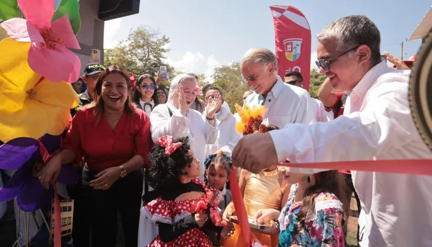 Gobernador Verano en la bienvenida de los estudiantes en el regreso a clases. 