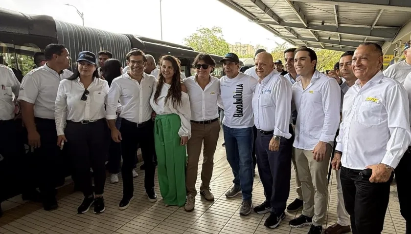 Alcalde Char junto a las directivas de Gases del Caribe y Transmetro.