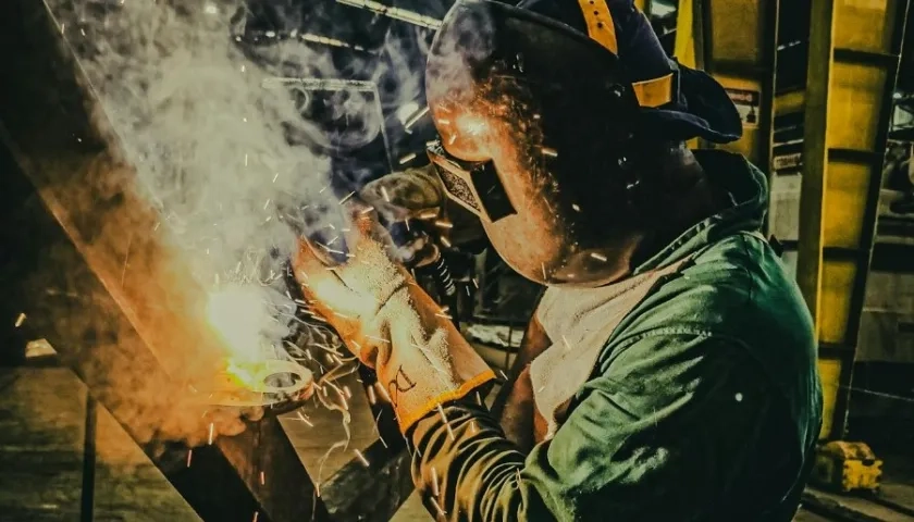 La industria manufacturera y el sector tránsito concentran el mayor número de accidentes laborales. 