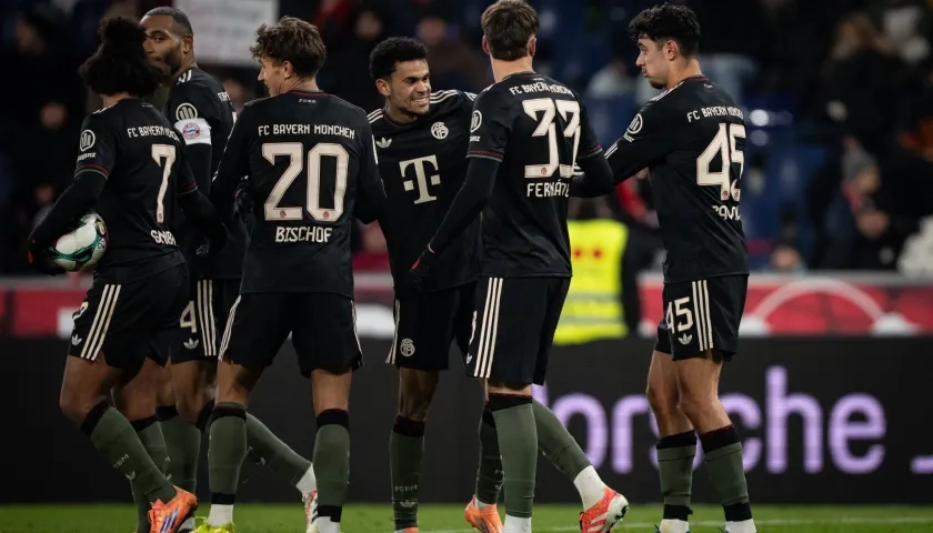 Luis Díaz festeja uno de los goles con sus compañeros. 