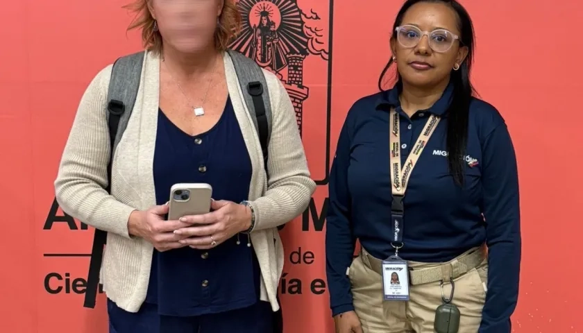 Mujer estadounidense inadmitida en Colombia. 