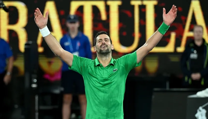 Novak Djokovic celebra tras su victoria sobre Alexander Zverev.
